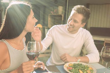 Beyaz gömlek onun kız arkadaşı arıyorum güzel gülen genç adam