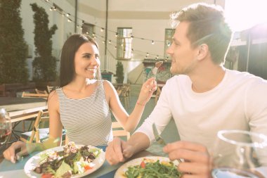 Çizgili giysileri sevimli ve eşi ile nazik varlık bakım esmer Bayan