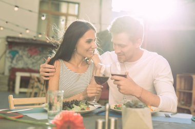 Yakışıklı genç ortaklar birbirine yakın oturan ve içme alkol