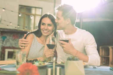 Kısa saçlı genç adam yavaşça çekici kız öpüşme