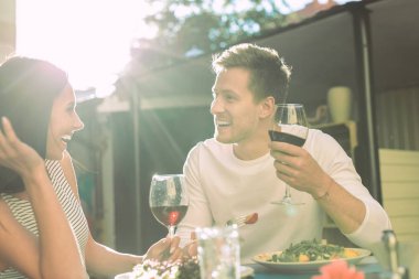 Beyaz top dating süre fıkralar kısa saçlı adam gülüyor