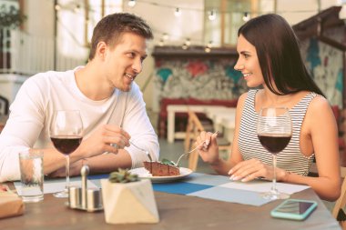 Hoş yakışıklı bir adam karısını gözlerine dikkatle bakıyor