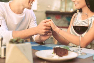 Güzel duygusal adam yavaşça onun kız arkadaşı elele