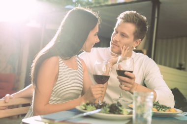 Neşeli iyi görünümlü kadın erkeğini çene dokunmadan ve gözlerinin içine bakarak