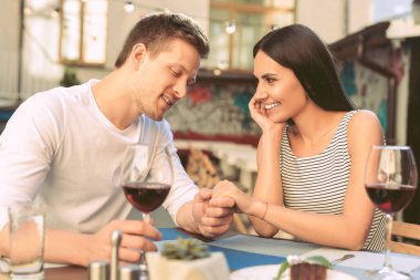 Esmer çekici kadın elinde yaslanmış ve duygusal