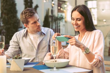 Yemeğini fotoğrafçılık ışık bluz gülen esmer kadın