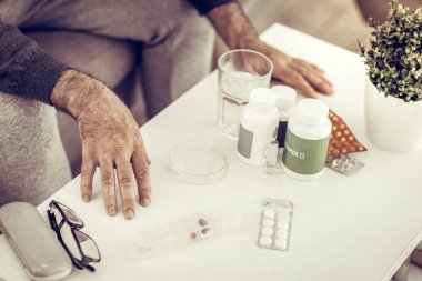 Yakın çekim fotoğraf çekimi için masada erkek seçme hap