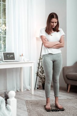 Ağırlık üzerinde duran genç kadın