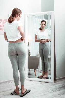 Genç kadın onu rakam ile memnun hissediyorum