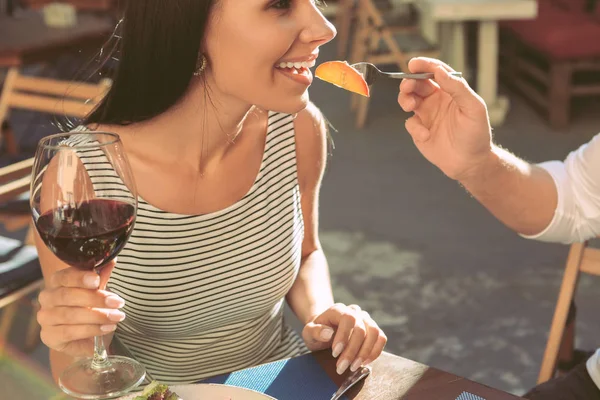 Прекрасная длинноволосая леди с высоким бокалом красного вина — стоковое фото