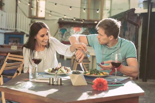 Angry short-haired man playfully fighting with his girlfriend — Stock Photo, Image