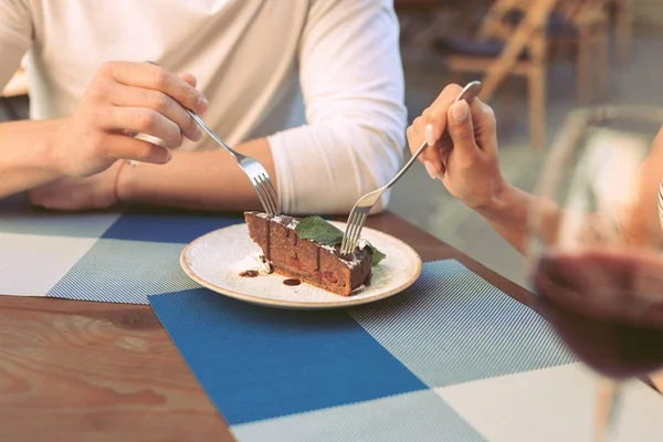 Ζευγάρι έχοντας ρομαντικό δείπνο και γευσιγνωσία επιδόρπιο σοκολάτας — Φωτογραφία Αρχείου