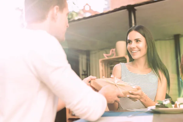 Alegre chica de pelo largo aceptando agradable regalo de su hombre — Foto de Stock