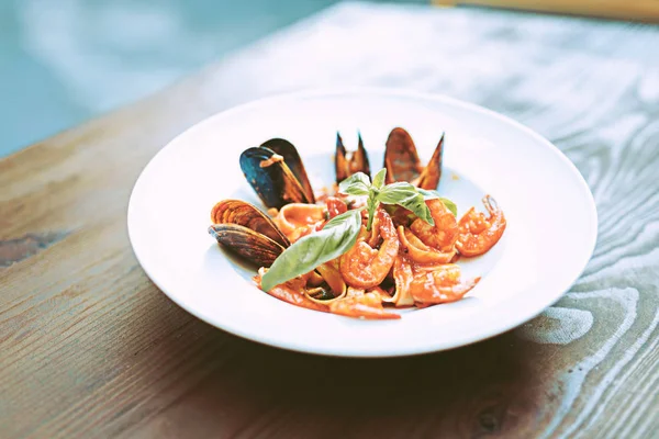 意大利餐, 番茄酱和海鲜放在深盘 — 图库照片