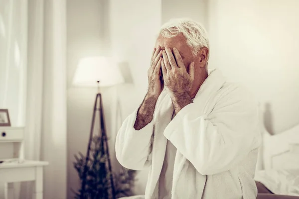 Πορτρέτο του άρρωστος γήρανση ασπρομάλλης ανδρικό palming πρόσωπο στο υπνοδωμάτιο — Φωτογραφία Αρχείου