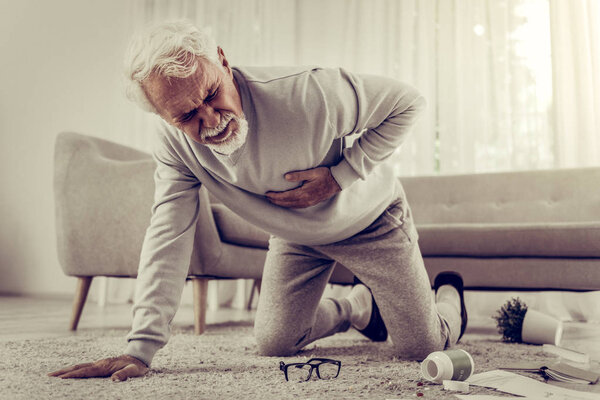 Семидесятилетний седовласый семидесятилетний старик, страдающий от сильной боли в сердце.
