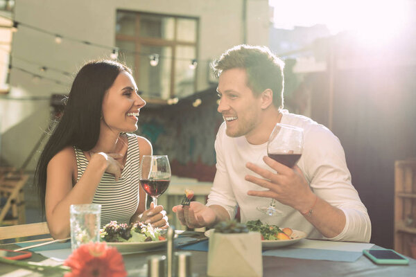 Positive good-looking couple having active conversation while laughing — Stock Photo, Image