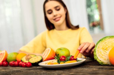 Taze havuç ve domates kahvaltıda yeme kadın