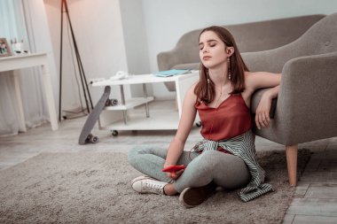 Genç kadın evde müzik