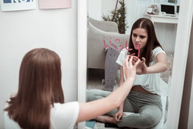 Genç kadın çirkin olduğunu düşünüyorum