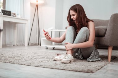 Genç kız onun smartphone vasıl bağırarak vurguladı