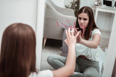 Bir kompleksleri her görünüm hakkında sahip kadın