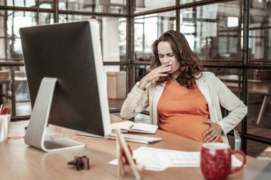 Sıkıntılı hamile işçisi olan sindirim sorunları ve gebelik bulantı