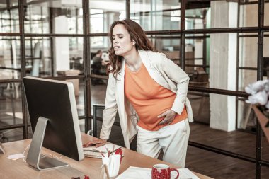 Esmer kadın duygu aşırı ağrı ona hamile mide