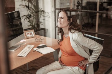 Esmer kadın hamile karnı zarar bu süre sarma acı