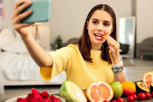 Γυναίκα κάνοντας μια selfie ενώ τρώει υγιεινά τρόφιμα — Φωτογραφία Αρχείου