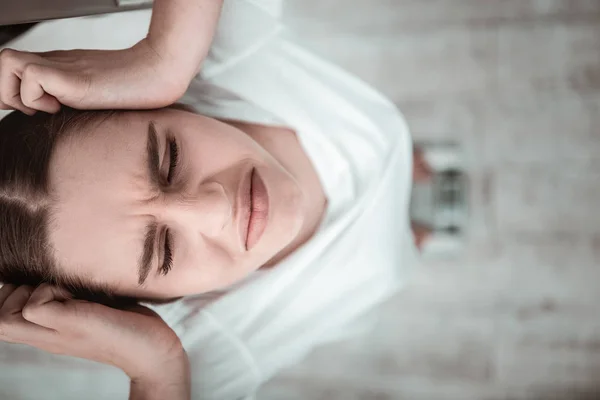 Jeune femme se sentant stressée tout en se tenant sur les poids — Photo