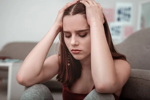 Mujer joven sintiéndose muy estresada y molesta —  Fotos de Stock