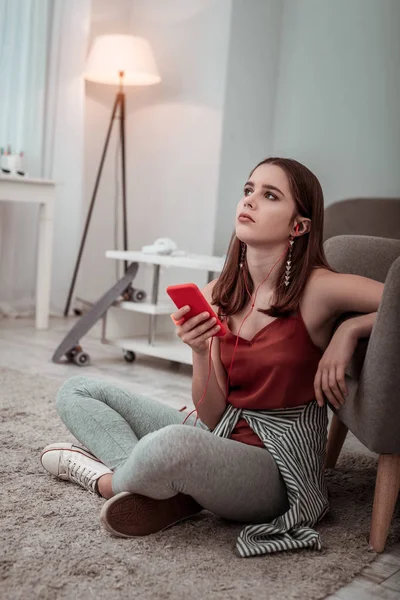 Menina adolescente sonhando e ouvindo a música — Fotografia de Stock