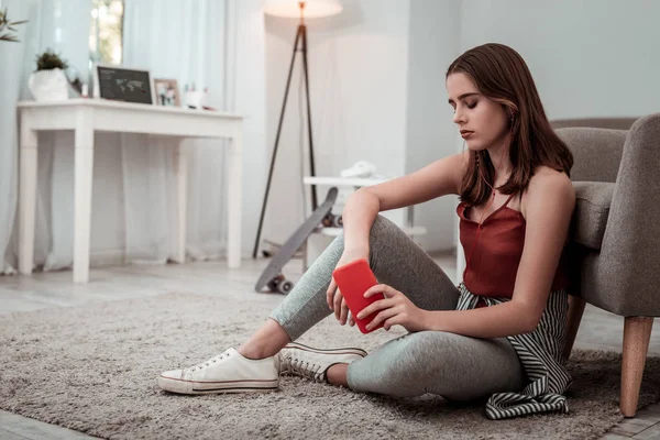 Menina atenciosa ouvir a música em casa — Fotografia de Stock