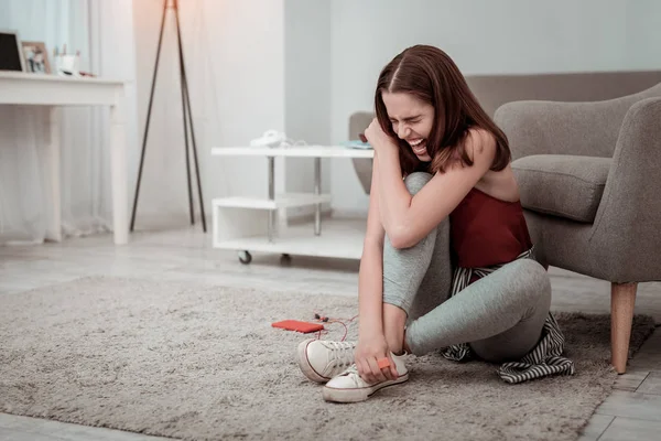 Tonåring flicka skrika på grund av att ha en stress — Stockfoto