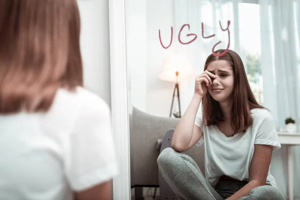 Žena depresívní kvůli ošklivý pocit — Stock fotografie