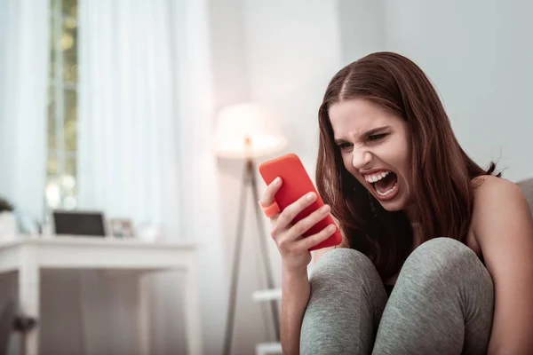 Stresszes lány kiabált neki SMS-írás közben smartphone — Stock Fotó