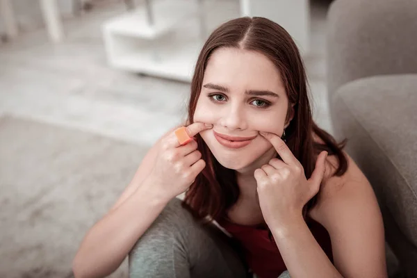 Triste adolescente ragazza costringendosi a sorridere — Foto Stock