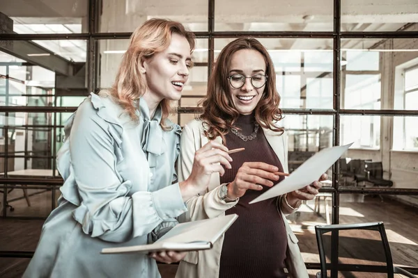 Alegre hermosas damas planeando su proceso de trabajo — Foto de Stock