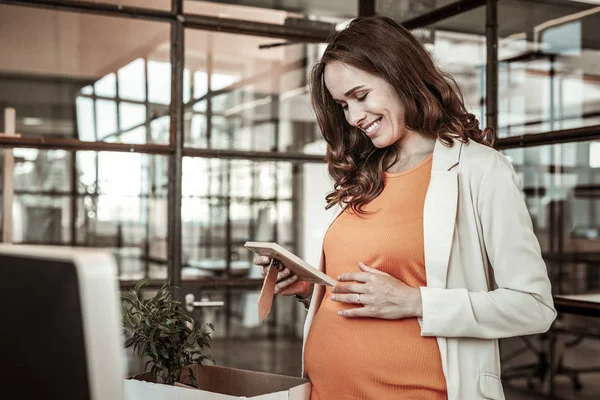 Joyful mörkhårig gravid kvinna är extremt sentimental — Stockfoto