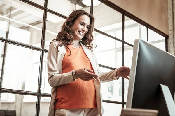 Glad snygg lady är på bra humör under graviditeten — Stockfoto