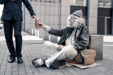 Kirli Halılar sokakta oturan işsiz sefil adam