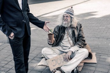 Pis gri saçlı zavallı adam işsiz ve sokakta yaşayan olmak
