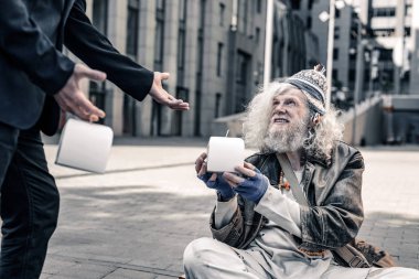 Zavallı yaşlı adam taze gıda ile beyaz kutu taşıyan gülen