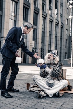 Samimi kısa saçlı zengin adam ile sıcak yiyecek dolu kutu öneriyor