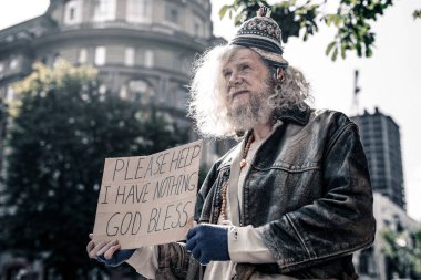 Hiçbir şey olması ve sokakta yaşayan zavallı sıkıntılı yaşlı adam