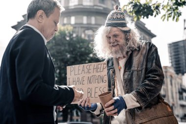 Önermek boş kahve fincanı müteşekkir uzun saçlı yaşlı adam