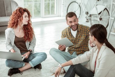 Mutlu genç adam meslektaşı için konuşuyor