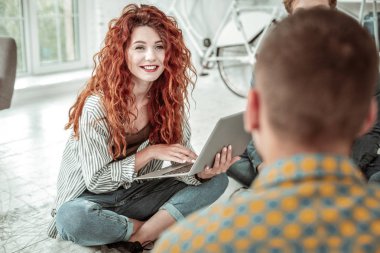 Acele belgili tanımlık düğme üstünde onu laptop memnun iyi görünümlü kadın