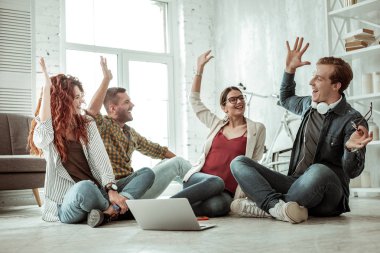 Birbirimizi beş yüksek veren mutluluk pozitif kişi